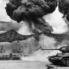 Die Zahl "827" ist auf einem Panzer sichtbar. Explosion im Hintergrund, Rauchwolken, mehrere Panzer unter Tarnnetzen.