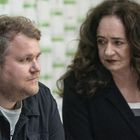 Es gibt keine sichtbaren Texte. Ein Mann und eine Frau sitzen nebeneinander und schauen konzentriert.