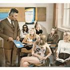 Texte: "jugendprogramm", "Führungen durch die Ausstellung Der Surrealismus". Ein Lehrer spricht mit Schülerinnen im Klassenzimmer.