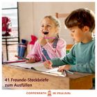 "41 Freunde-Steckbriefe zum Ausfüllen". Zwei Kinder lachen und schreiben an einem Tisch. Links ist ein Fenster mit Rucksack.