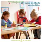 "Freunde halten zusammen!" in blauer Schrift auf Holz; bunte Tierfiguren wie Löwe, Igel und Bär marschieren gemeinsam.