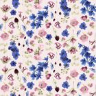 Keine Texte. Blumenmuster mit blauen und rosa Blumen, grünen Blättern auf hellem Hintergrund. Verspieltes Design.