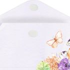 Ein Umschlag mit bunten Blumen und einem Schmetterling unten rechts auf einem hellblauen Hintergrund.