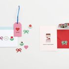 Links: „cool“, „XOXO“; Rechts: „HAPPY BIRTHDAY“. Karten mit Schleifen und Herzmotiv.