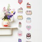 Illustration von bunten Tortenstücken und Herzen auf einer Schnur hängend; daneben eine Vase mit einem fröhlichen Gesicht.