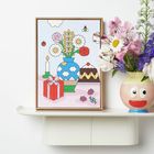 Illustration: Buntes Stillleben mit Blumen in einer Wolkenvase, Geschenk, Kuchen, Kerze, Marienkäfer und Biene.