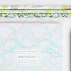 "Notebook, 56 Pages, 148 x 210 mm". Notizbuch in Pastellfarben, bunte Bleistifte mit Mustern, Bleistiftspitzer, Stifte, Holzspäne.