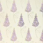 Muster aus lila und beigen Blumen in regelmäßigen Abständen auf hellem Hintergrund.