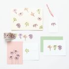 Eine Sammlung von Papeterie-Elementen mit floralen Illustrationen: Karten, Umschläge, Etikett und Washi-Tape.