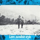 „Love, swedish style. Die heißen Blonden aus dem kühlen Norden.“ Eine nackte Frau und ein Mann gehen durch eine Schneelandschaft.