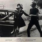 "The Swappers" mit James Donnelly, Larry Taylor, Valerie St. John. Eine Frau wird von zwei Männern an einem Auto gehalten.