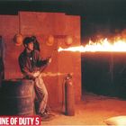 „IN THE LINE OF DUTY 5“: Ein Mann benutzt einen Flammenwerfer, neben ihm stehen Fässer und Helme an der Wand.