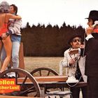 "Quellen erotischer Lust" steht auf einem Wagen. Links ein Paar, rechts zwei Männer im Anzug, einer telefoniert.
