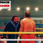 "Bud Spencer: Der Bomber. Regie: Michele Lupo. Zwei Männer stehen sich in einem Boxring gegenüber."