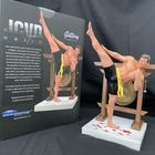 „JCVD World“, „Gallery Diorama“. Eine Figur in Kampfpose vor einem Gong, auf einer blutbefleckten Basis.