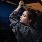 Ich kann den Text im Bild nicht erkennen. Zu sehen ist eine Frau, deren Hände mit Kabelbindern an eine Autotür gefesselt sind.