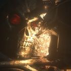 Eine riesige, leuchtende Totenkopf-Illustration im Dunkeln mit roten Augen und einer Explosion.