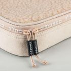 "smaepp" steht auf einem beigen, weichen Reißverschluss-Etui mit zwei beige Kordeln.