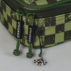 Zwei Reißverschlüsse mit der Aufschrift "smaepp", an einem hängt ein Anhänger mit schwarz-weiß karierten Flaggen.