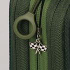 Kein Text vorhanden. Detailaufnahme eines grünen Stoffstücks mit Reißverschluss und Anhänger mit schwarz-weißen Karoflaggen.