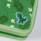 Grüner Stoff mit Dinosauriermotiv, umgeben von weißen Fußspuren und Blättern.