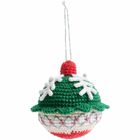 Häkelarbeit: Bunte Weihnachtskugel in Grün, Weiß und Rot, verziert mit Schneeflockenmotiv und Aufhängeschlaufe.