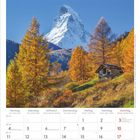 Kalender für Oktober 2027. Berglandschaft mit bunten Herbstbäumen und kleinem Holzhaus.