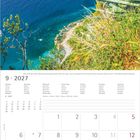 9 • 2027, Kalender mit Meeresküstenlandschaft, blauer Himmel und Pflanzen im Vordergrund, Monatsübersicht unten.