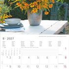 Kalender August 2027; oben: Blumenstrauß in Vase auf Tisch, im Garten. Texte auf Blumenarten unten.