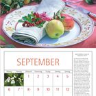 September-Kalenderblatt, Teller mit Apfel und Beeren, Weinglas, Tischdeko; Untertitel über Gehölz und Weißdorntee-Rezept.