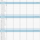 Text "AUGUST", Kalender mit Tagen der Woche und Feiertagen. Oben ist ein Foto von grünen Inseln im blauen Wasser.