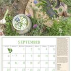 SEPTEMBER Kalender mit Text über Kerbel. Kräuter und Zutaten auf Holzbrett, darunter eine Schüssel mit Kräutersuppe.
