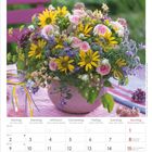 August 2027, Kalender mit einem bunten Blumenstrauß. Tage in mehreren Sprachen, Feiertage: 1. und 15. August.