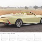 Oktober Kalender. Cadillac Soléil Concept Cabrio auf Landstraße, gelb, futuristisch, im Hintergrund ein Feld mit Bäumen.