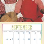 Im oberen Bereich steht "SEPTEMBER". Darunter ein Kalender. Oben zwei Teddybären in Kleidung. Unten eine Illustration von Ernte.
