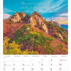 Bevor ich mich verabschiede, schließe ich alles in mein Herz. Kalender für Oktober 2027, Foto von buntem, bewaldetem Gebirge.