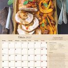 Oktober 2027, Schweinerollbraten mit Kürbis und Kastanien. Kalender mit Rezept und Foto von Braten und Kürbis.