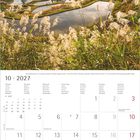 Kalenderseite Oktober 2027 mit Reisfeldern in Hoshitoge, Japan. Sonnenaufgang über hügeligen Landschaften mit Reisfeldern.