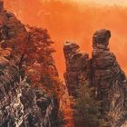 Kalender mit Oktober unten. Sonnenaufgang über felsiger Landschaft, Bäume in herbstlichen Farben, Logo "GEO" unten rechts.