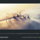 Text: "September", "GEO". Ein nebliges, sonnendurchflutetes Tal mit Bäumen und einem Haus, das aus dem Nebel auftaucht.