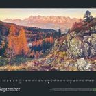 "September" mit Kalender und herbstlicher Berglandschaft in warmen Farben, Bergen im Hintergrund, Bäume in Herbstfarben.