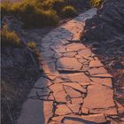 Kalenderseite September, Naturpfad bei Sonnenuntergang, felsige Berglandschaft. Logo: GEO.