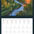 Kalenderblatt September mit Wochentagen in mehreren Sprachen. Naturlandschaft mit Fluss, grüner Vegetation und Bergen im Hintergrund.