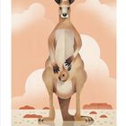 Text: August. Illustration: Ein Känguru mit Baby im Beutel vor einer rosa Landschaft.