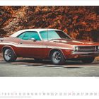 Kalender: Oktober 2027. Bild eines braunen 1970 Dodge Challenger R/T vor herbstlichen Bäumen.