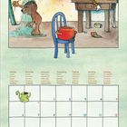 Kalendertage mit Wochentagen in mehreren Sprachen. Zeichnung: Gestreifte Figur auf Tisch, Bär gießt Wasser, Pilze.