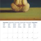 Kalenderseite für September 2027 in mehreren Sprachen. Illustration: Ein flauschiges Küken sitzt mit gefalteten Flügeln.