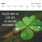KW22, Montag 31 - Sonntag 6, Mai-Juni 2027. Glückszitat vor Kleeblatt mit Wassertropfen.