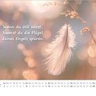 Text: "Wenn du still wirst, kannst du die Flügel deines Engels spüren." Weiche Feder vor unscharfem, goldenen Hintergrund. Kalender für August 2027.