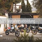 Großer Text "Vorjahresabbildung", kleiner Text "AUG 26". Drei Motorräder, Personen sitzen an einem Tisch im Freien vor einer Garage.
